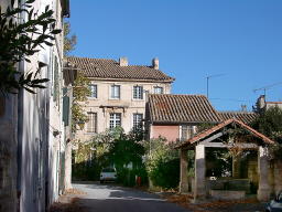 Début de la rue Charloun Rieu avec l'ancien lavoir