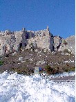 Le Château des Baux-de-Provence surveille la fonte des neiges au pied des oliviers.
