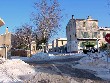 Le Château des Baux-de-Provence surveille la fonte des neiges au pied des oliviers.