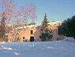 Le Château des Baux-de-Provence surveille la fonte des neiges au pied des oliviers.