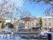 Le Château des Baux-de-Provence surveille la fonte des neiges au pied des oliviers.