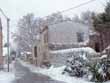 Le Château des Baux-de-Provence surveille la fonte des neiges au pied des oliviers.